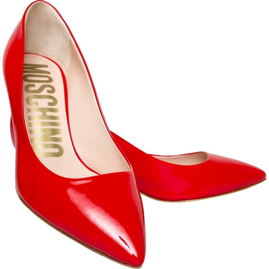 Patent leather pumps with kitten heel