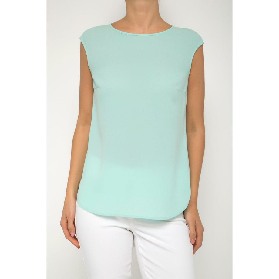 Sleeveless top with comfort fit