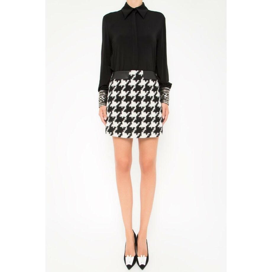 Short skirt with makro-houndstooth print and leather look inlays