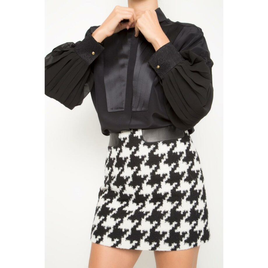 Short skirt with makro-houndstooth print and leather look inlays