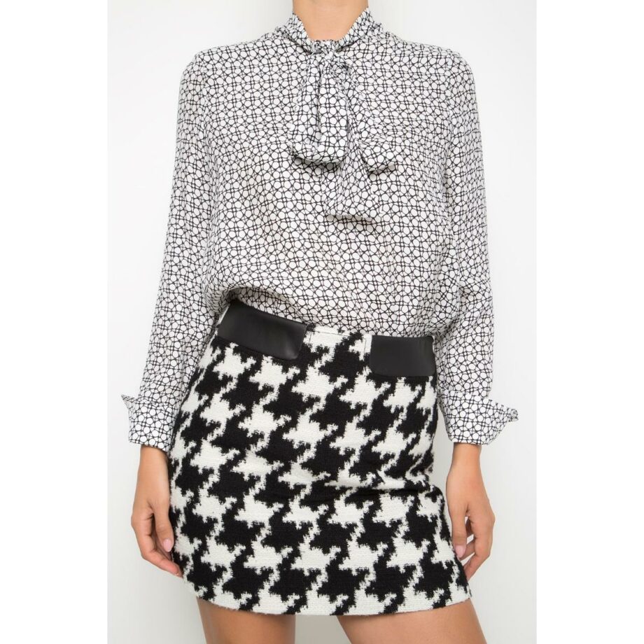 Short skirt with makro-houndstooth print and leather look inlays