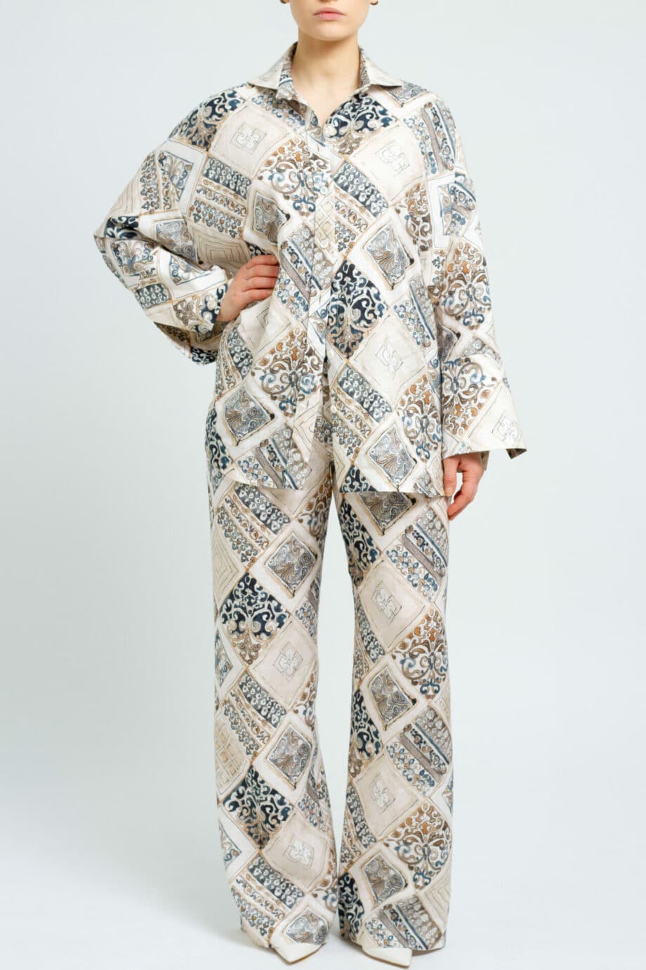 Linen pants with comfort fit and ornamental print