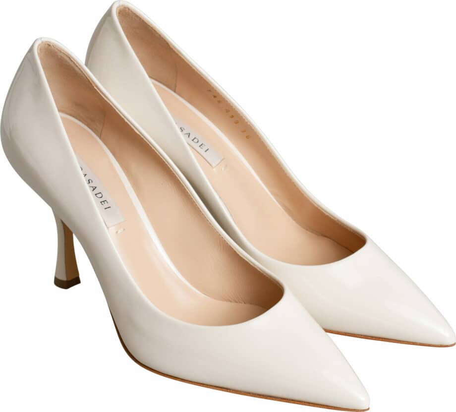 Patent leather pumps with pointed toe caps