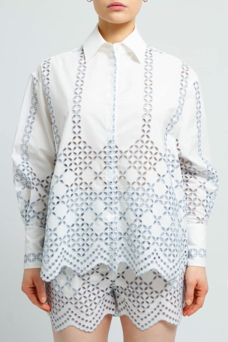 Short cotton blouse with boxy-fit and graphic broderie anglaise