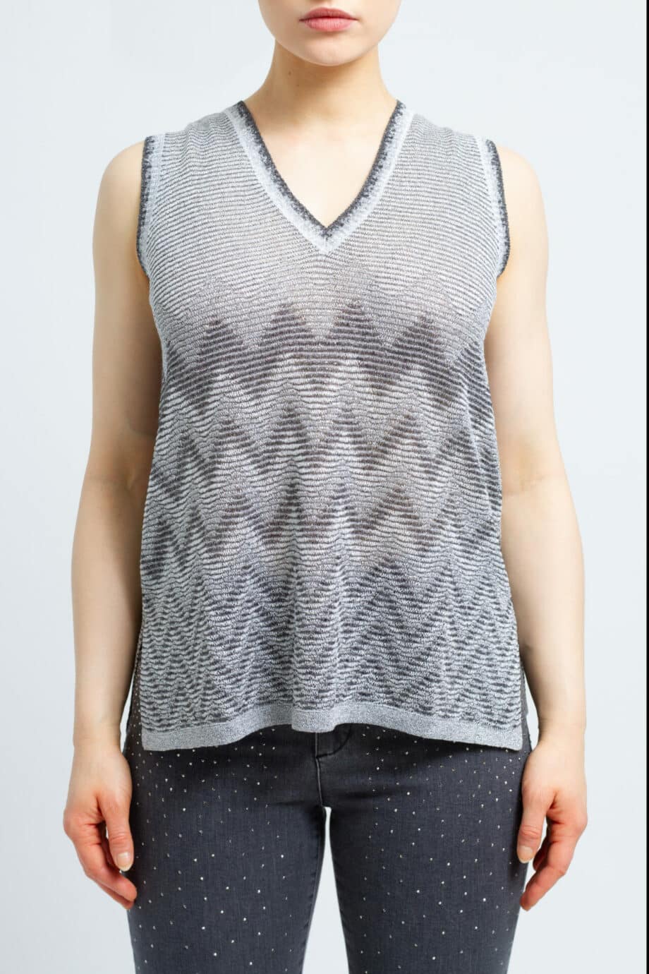 Sleeveless knit top with graphic print and v-neck