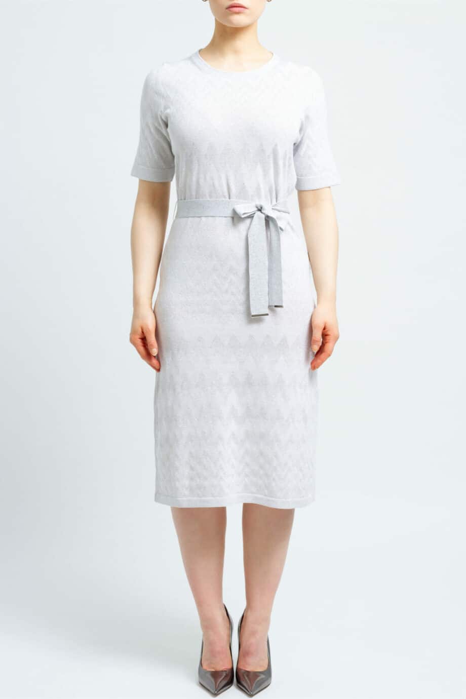 Knee-covering knit dress with short sleeves, belt and graphic print