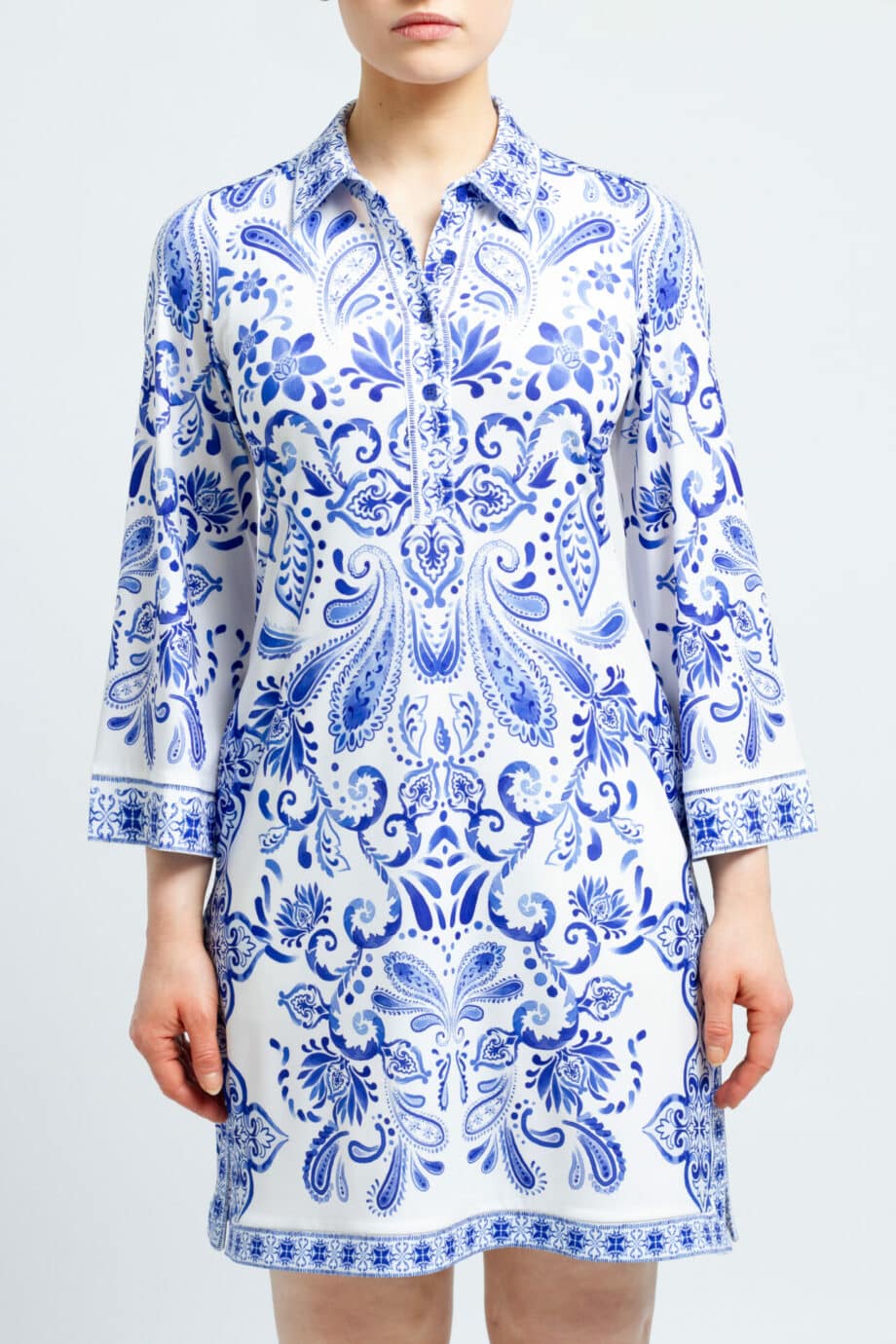 Straight cut dress with 3/4 sleeves and ornamental print