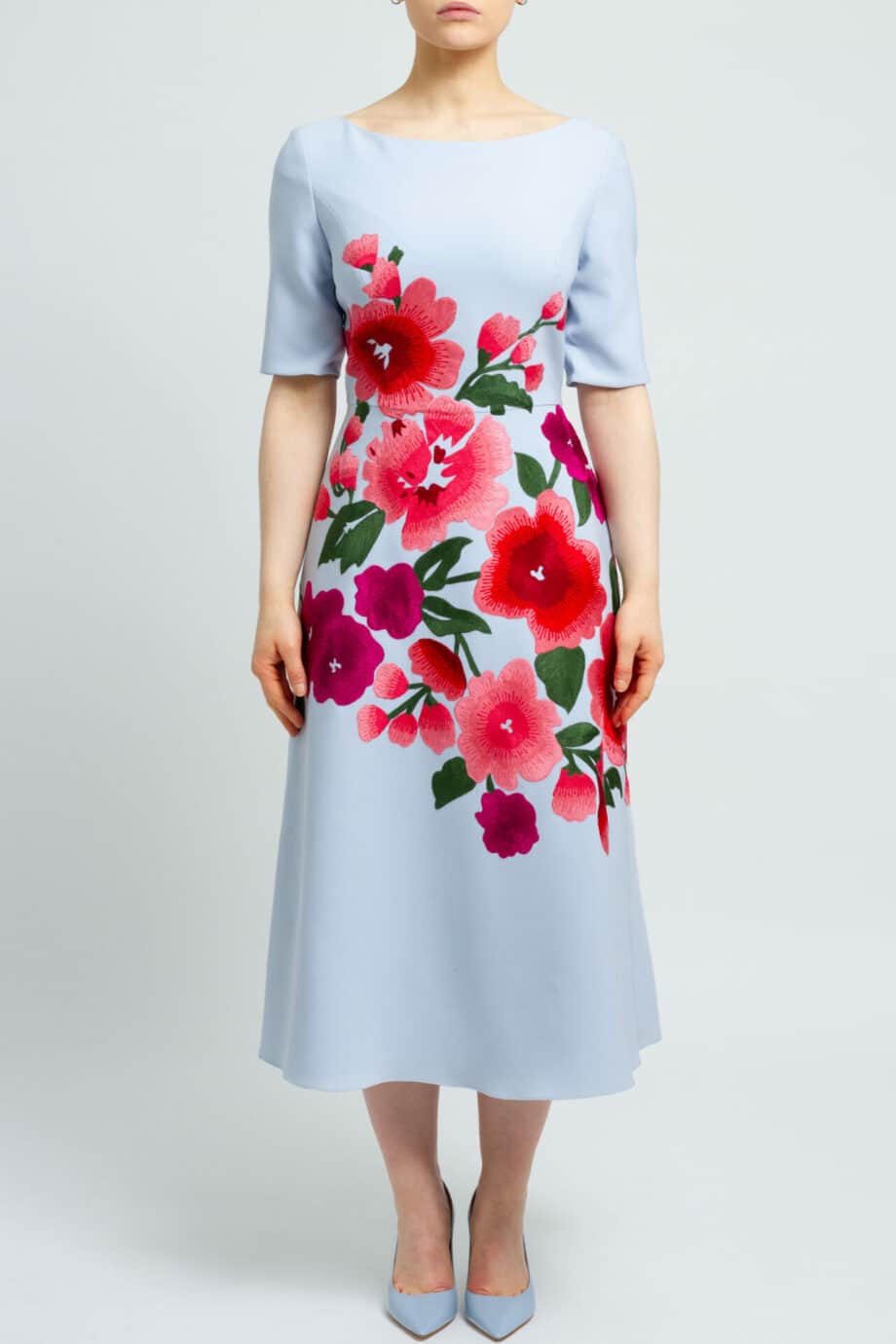 Midikleid mit kurzen Ärmeln und Blumenstickerei