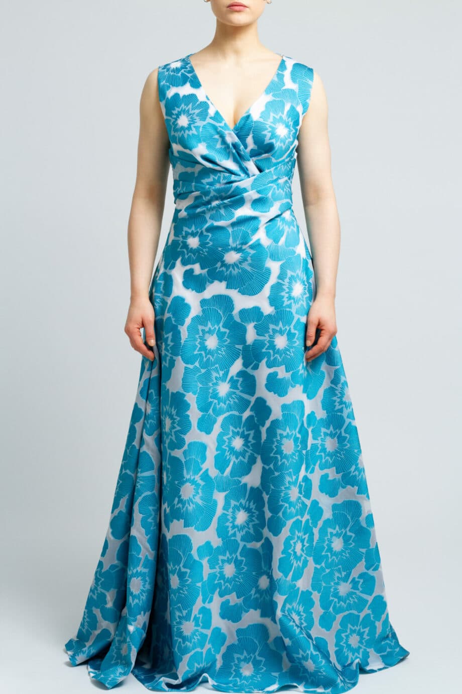 Sleeveless gown with v-neck and floral print