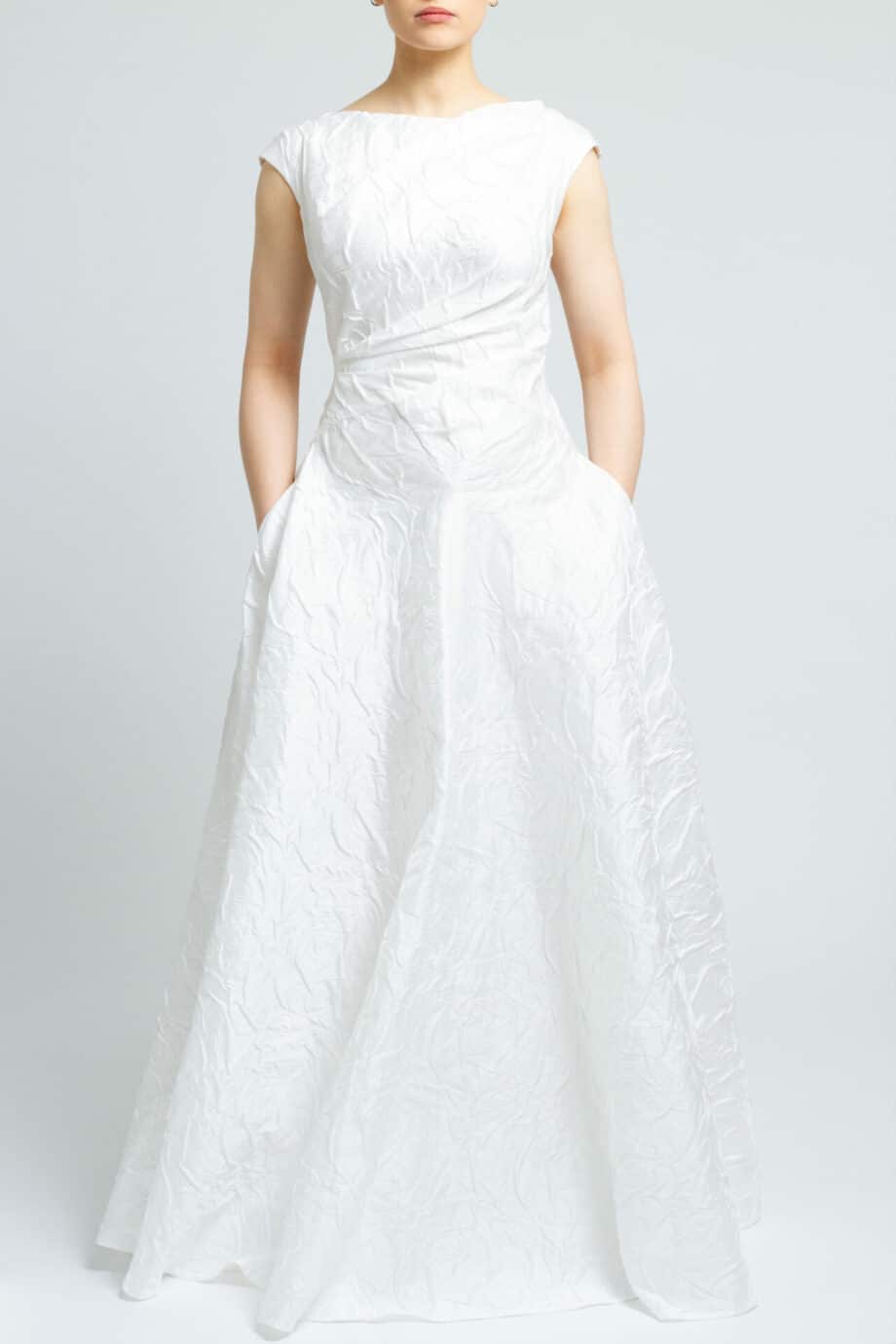 Floor lenght wedding dress with floral structured pattern