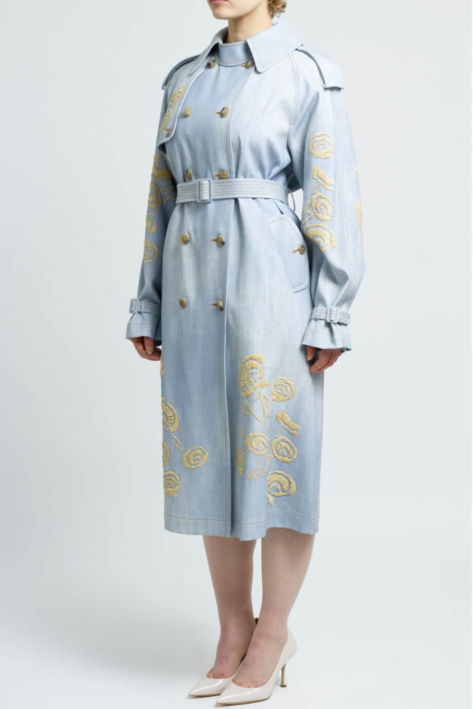 Double breasted trenchcoat with floral embroidery