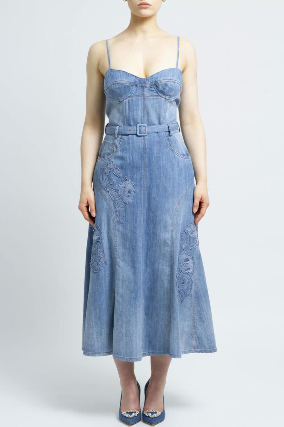 Wadenlanges, ausgestelltes Denim Kleid mit Gürtel