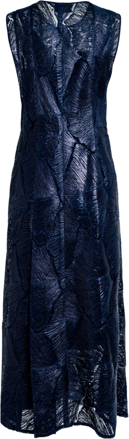 Wadenlanges Kleid mit transparenter Struktur und Overlay-Effekt