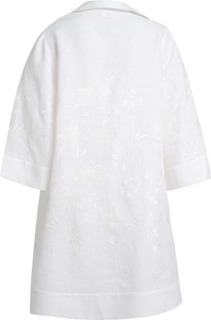 Weißes Leinenkleid mit floraler Stickerei und Hemdkragen – Bild 3