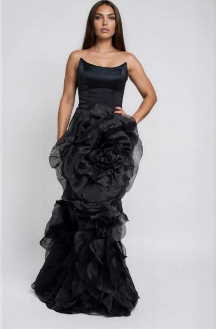 Couturehaftes Abendkleid mit floraler Volumenapplikation – Bild 2