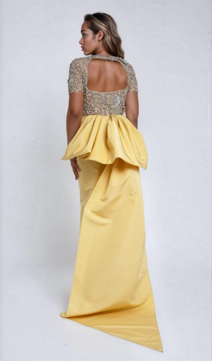 Abendkleid aus Seide mit besticktem Oberteil und skulpturalem Peplum – Bild 3