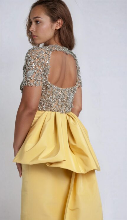 Abendkleid aus Seide mit besticktem Oberteil und skulpturalem Peplum – Bild 4