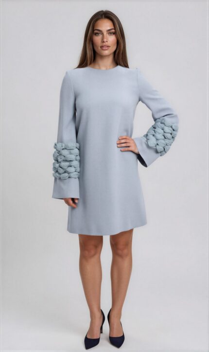 Hellblaues Minikleid mit dekorativen Ärmeldetails – Bild 2