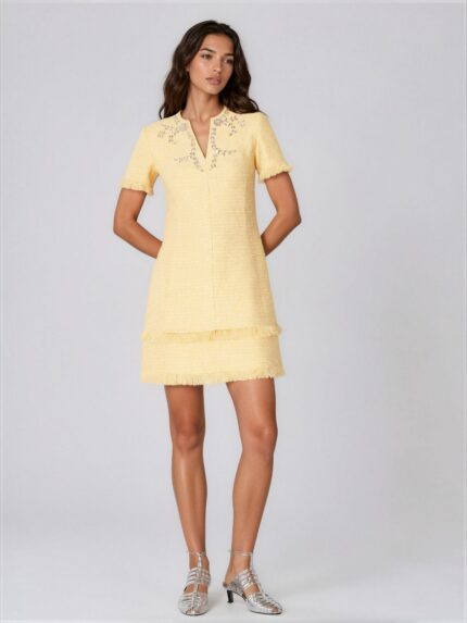 Kurzärmliges Bouclé-Kleid mit Kristallverzierung