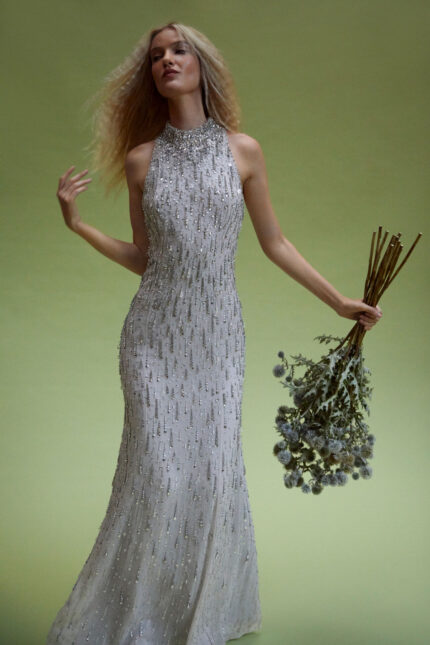 Bodenlanges Neckholder-Abendkleid mit funkelnder Verzierung – Bild 2