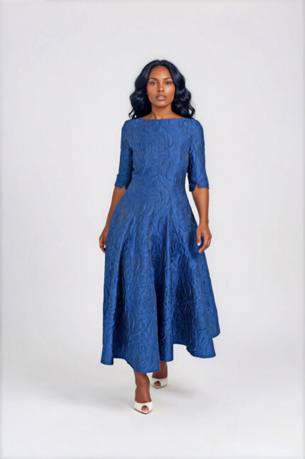 Blaues Midikleid mit strukturierter Oberfläche – Bild 2