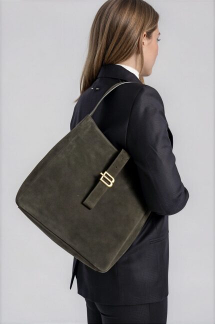 Hobo Bag mit goldfarbenem B-Detail – Bild 2