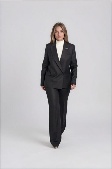 Eleganter Hosenanzug aus Wolle mit tailliertem Blazer, doppelreihiger Knopfleiste und Hose mit leicht ausgestelltem Bein – Bild 2