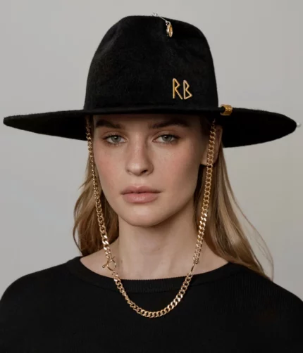 Schwarzer Fedora-Hut aus Filz mit Zierkette – Bild 2