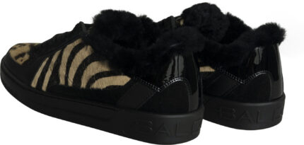 Extravagante Sneaker mit Animal-Print-Mix und flauschigem Fellbesatz – Bild 3
