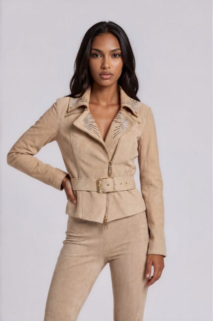 Taillierte Lammlederjacke mit Strassdetails und Gürtel – Bild 2