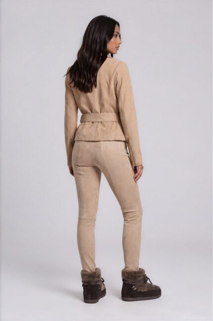 Taillierte Lammlederjacke mit Strassdetails und Gürtel – Bild 4