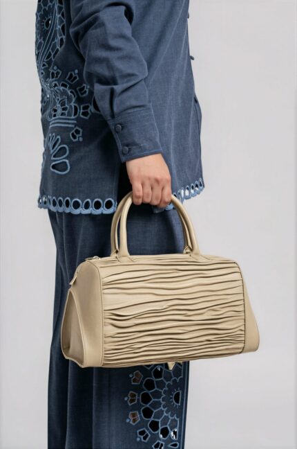 Elegante Henkeltasche mit plissierter Struktur – Bild 2