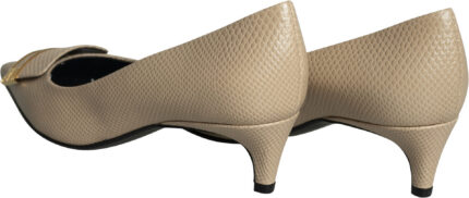Elegante Pumps mit Reptilienprägung und goldfarbener Schmuckapplikation – Bild 3