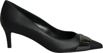Elegante Lederpumps mit spitzer Kappe und glänzender Schmuckapplikation