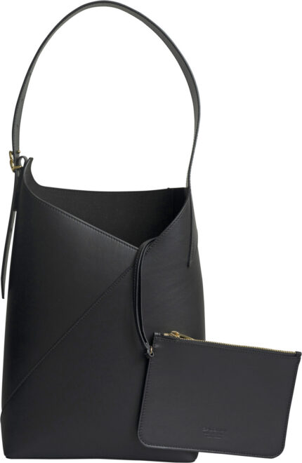 Moderne Schultertasche aus Glattleder mit geometrischen Details und verstellbarem Trageriemen