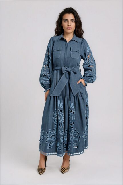 Denim-Midikleid mit Lochstickerei und Taillengürtel – Bild 2