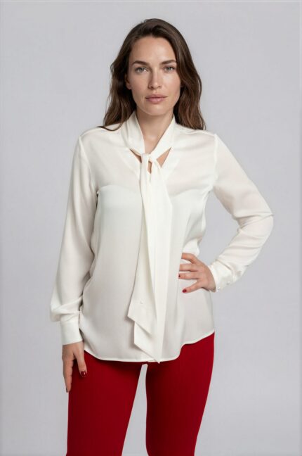 Elegante Seidenbluse mit Schluppe, zart transparenter Optik, langen Ärmeln und breiten Manschetten – Bild 2